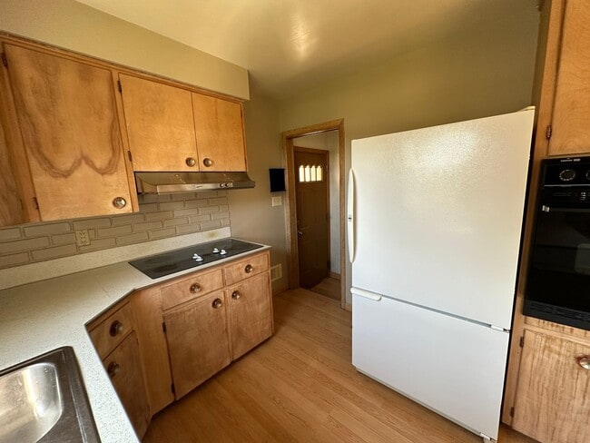 Building Photo - 401 Hilltop Rd