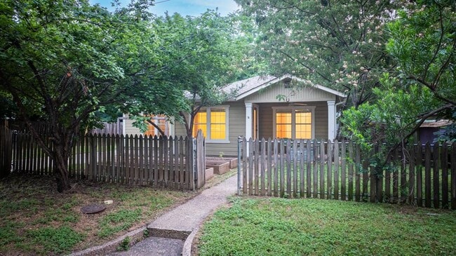 Building Photo - 903 Chote Ave