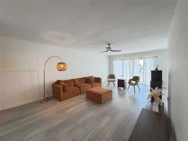 Foto del edificio - 9700 E Bay Harbor Dr