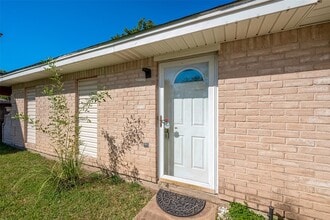 Building Photo - 7615 Wovenwood Ln
