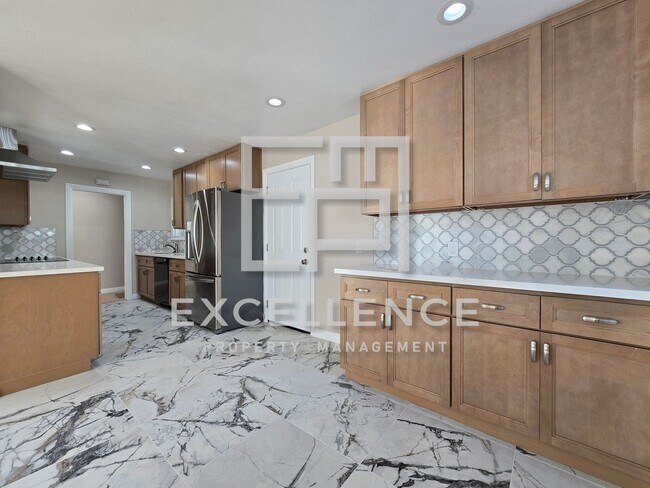 Foto del edificio - Newly Remodeled Home - Kitchen, fixtures, paint, everything new! Spacious yard and pets negotiable!