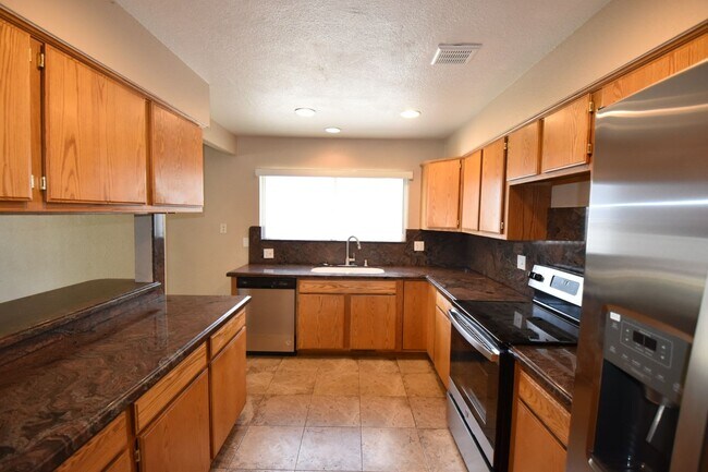 Building Photo - 413 Pinecliff Dr