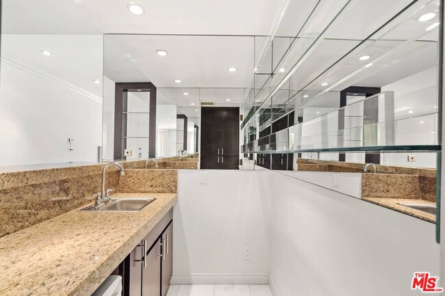 Building Photo - 1210 Kings Rd