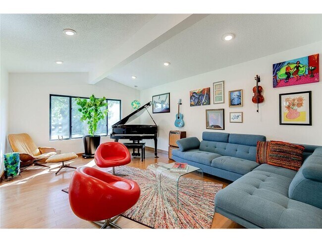 Building Photo - 930 Maplecrest Dr