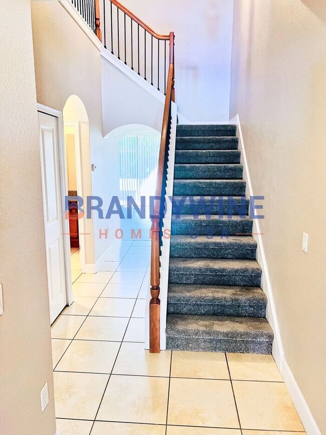 Building Photo - Townhome in the Gated Community of La Fortuna