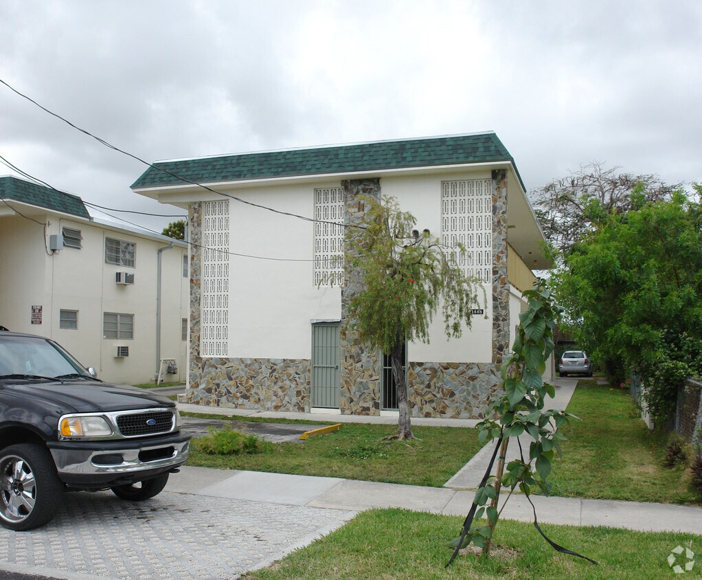 Foto del edificio - 1886-1888 NW 22nd Ct