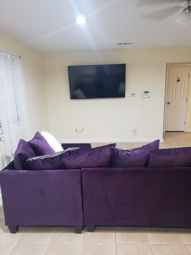 Sala de estar-TV - 1735 King Dr