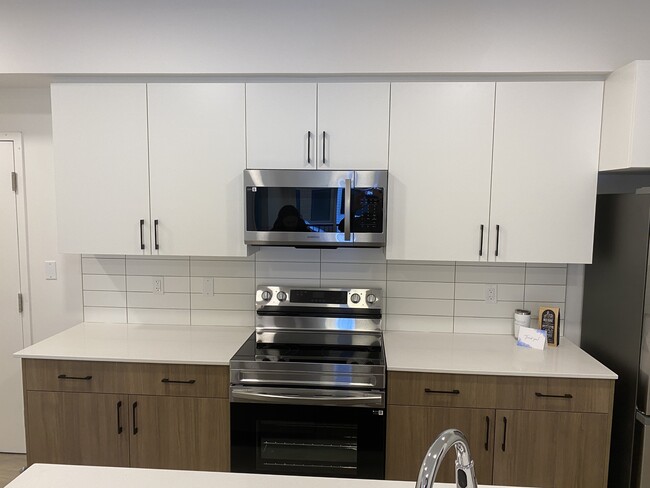 Building Photo - 9227-9228 228 St NW