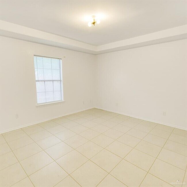 Building Photo - 2410 W Hackberry Ave