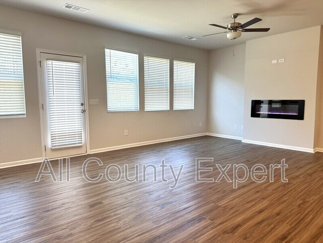 Foto del edificio - 280 Whitetail Cir