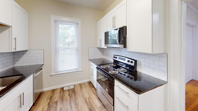 Building Photo - 6 BEDROOMS + 3.5 FULL BATHROOMS Single Family House