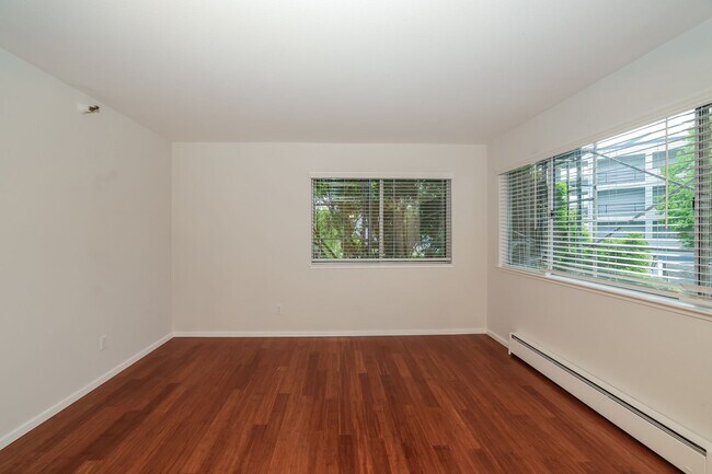 Foto del edificio - 2 Bedroom Condo in Highly Desirable Richmond Marina Bay!