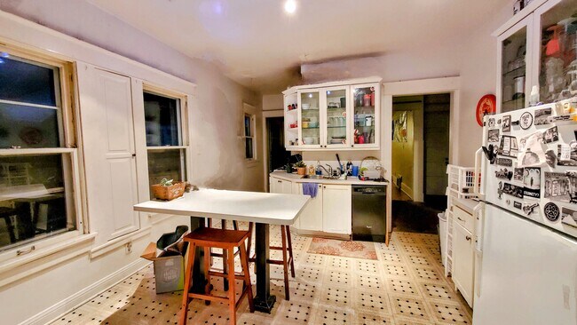 Foto del edificio - 3022 N Frederick Ave