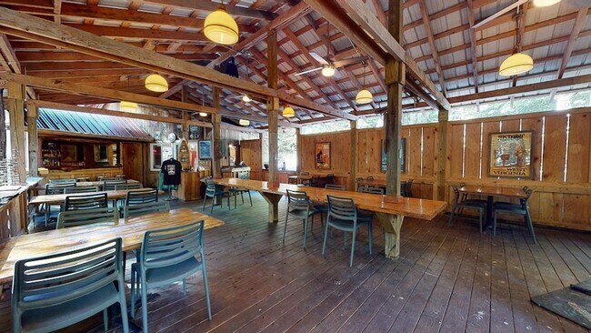 Foto del edificio - 15303 Midland Trail
