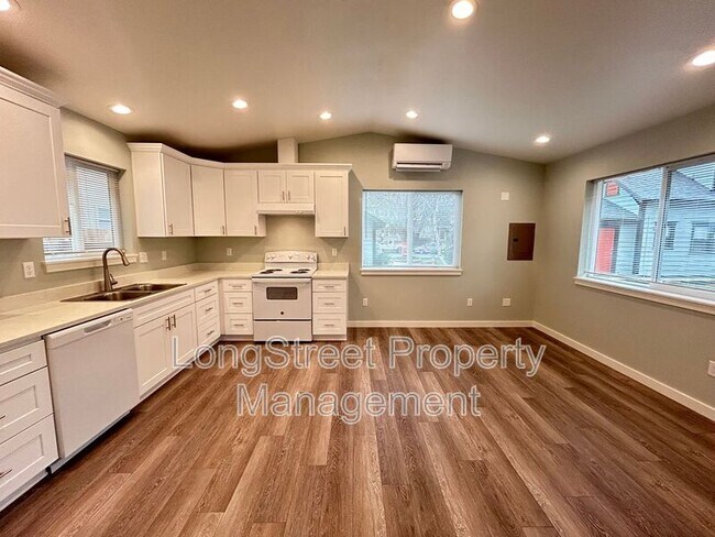 Foto del edificio - 1052 SW Western Blvd