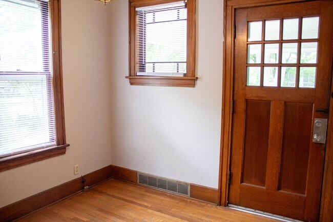 Foto del edificio - AVAILABLE FOR AUGUST 2026!  Large house near KRANNERT!