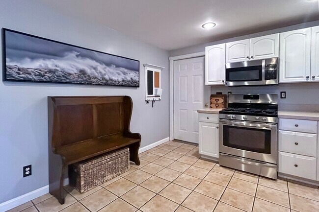 Banco pequeño y espacio de almacenamiento - 278 Harrison St