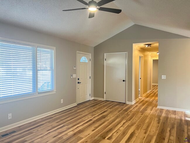 Foto del edificio - 221 Jefferson Cir