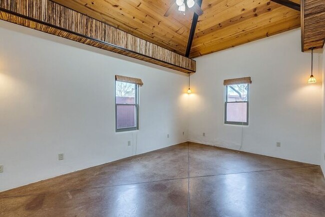 Building Photo - PENDING / RENTED