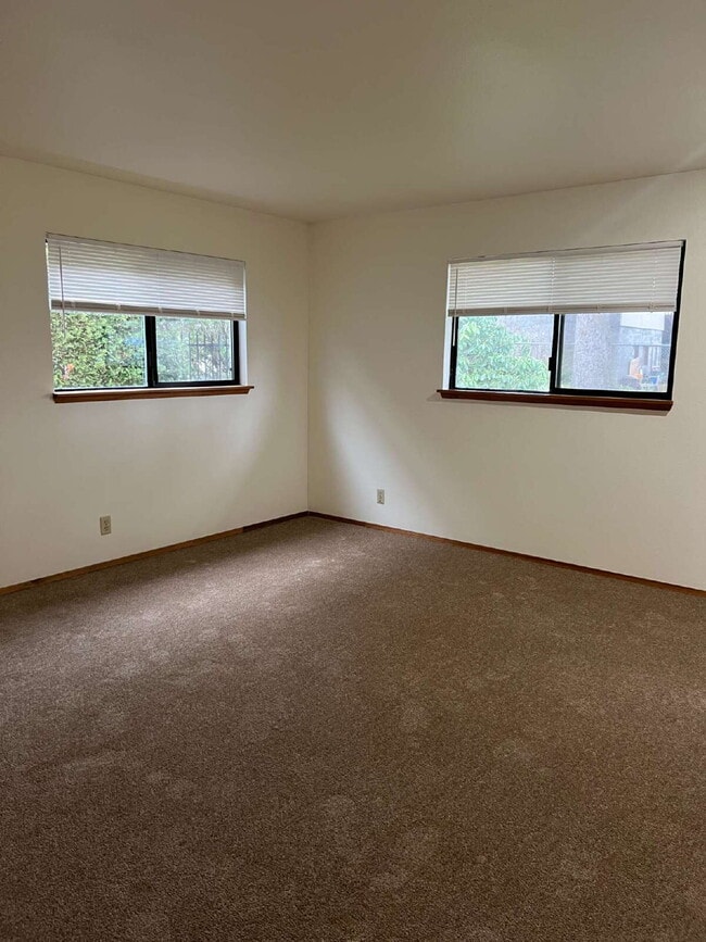 Building Photo - Duplex Unit Available for 8/5/2025 Move-In!