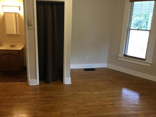 Building Photo - 204 Bluff St. Apt. 1F