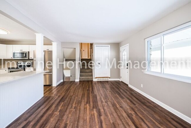 Building Photo - Renovated 3 Bedroom Split Level in Solon