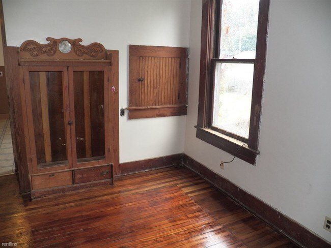 Building Photo - 3 br, 1 bath Duplex - 337 E 4th St Apt A (...