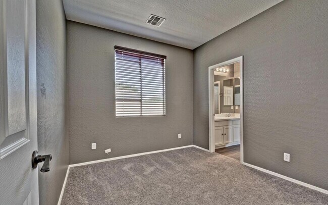 Foto del edificio - 14284 W Woodbridge Ave