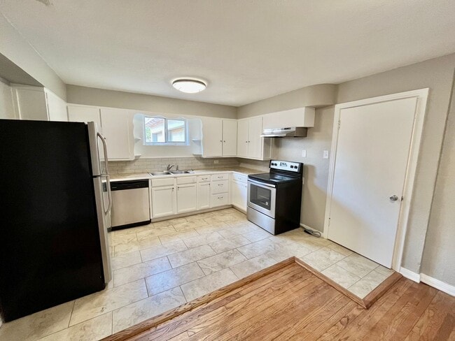 Building Photo - Pre-Leasing - 2 bed 1 bath Close to Tech!