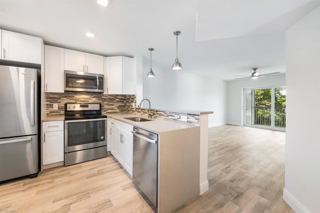 Building Photo - 2 br, 2 bath Condo - 8750 Royal Palm Blvd