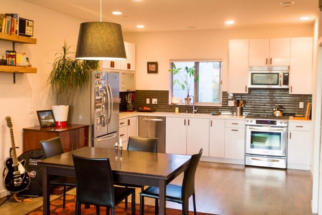 Building Photo - Greenwood Townhome