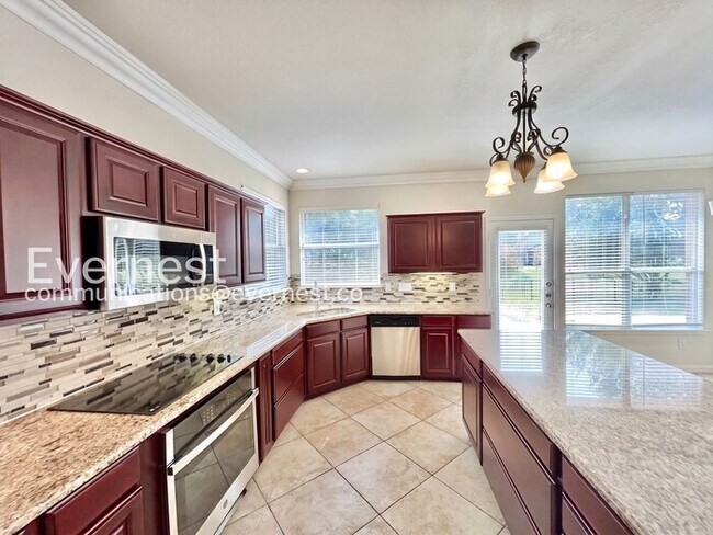 Foto del edificio - 4 Bed/3 Bath Home with Fenced Yard & Garage / Pet-Friendly / Available Now!