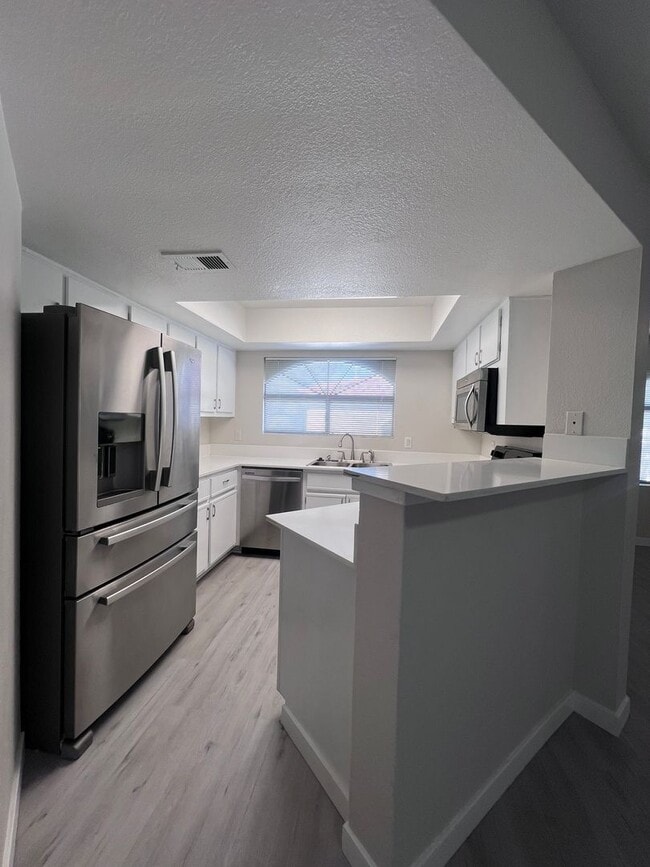 Building Photo - The Enclaves 3 bed 2 bath Upgraded Condo!