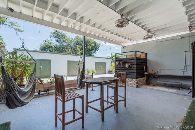 Foto del edificio - 1100 NE 5th Ter