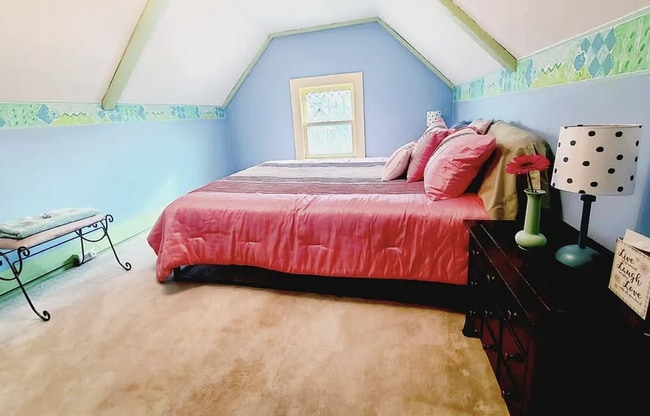 Room #4 - 1512 Harlem Blvd