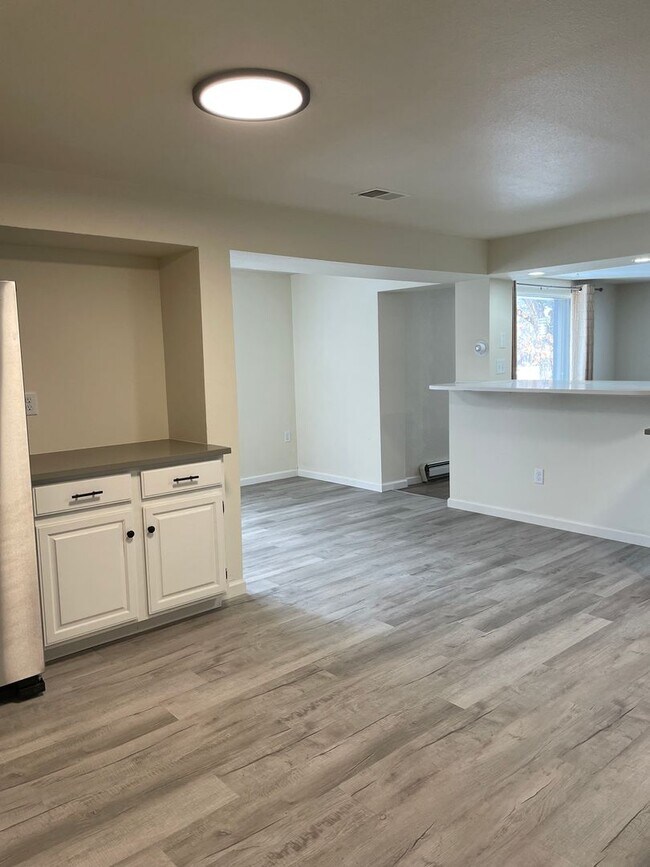 Foto del edificio - STUDENTS WELCOME! Spacious 3-Bedroom / 1-Bath Duplex w/ Fenced Backyard