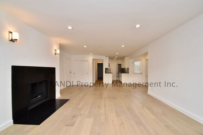 Building Photo - Impeccable Quality 1 Bedroom Seminary Condo