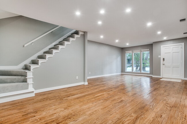 Foto del edificio - 9810 Crest Meadow Dr