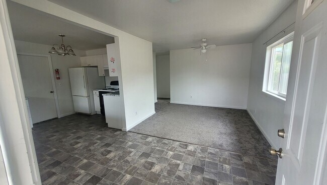 Building Photo - Comfortable Gardiner Living!