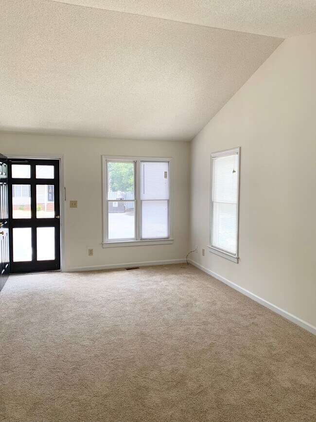 Building Photo - 110 Hawthorne Ln W