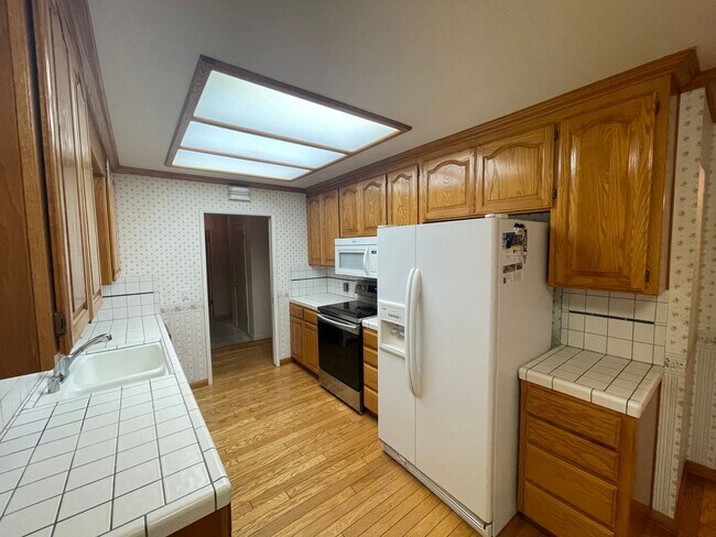Foto del edificio - $3195 / 3 BR 2 BTH- Best deal for a 3-bedr...
