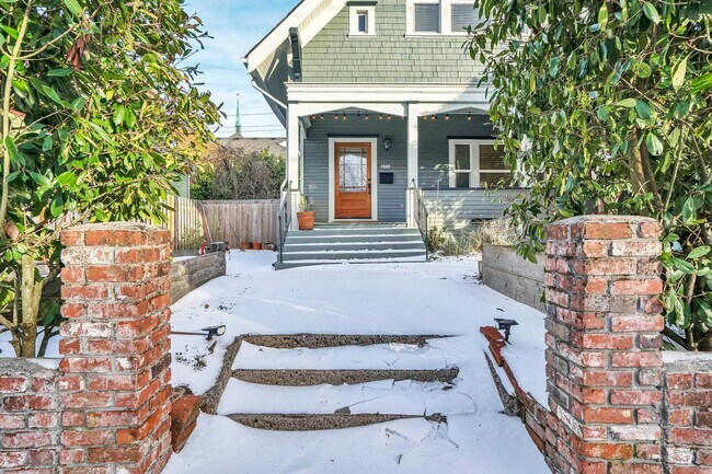 Foto del edificio - Spacious, historic 3-bdrm/1.5-bath home in...