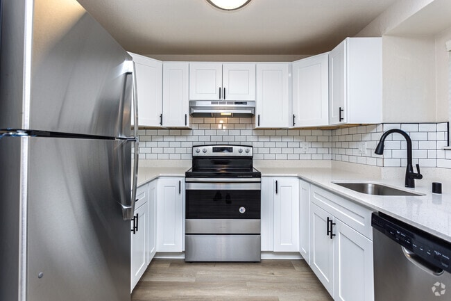 3BR, 2BA - 1,100SF - Kitchen - Westhampton