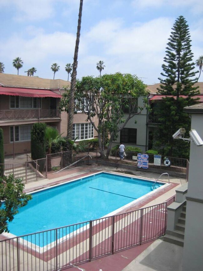 Foto del edificio - 1028 S Westmoreland Ave