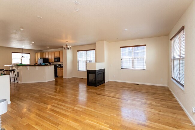 Foto del edificio - Spacious 3 bedroom Townhome!!