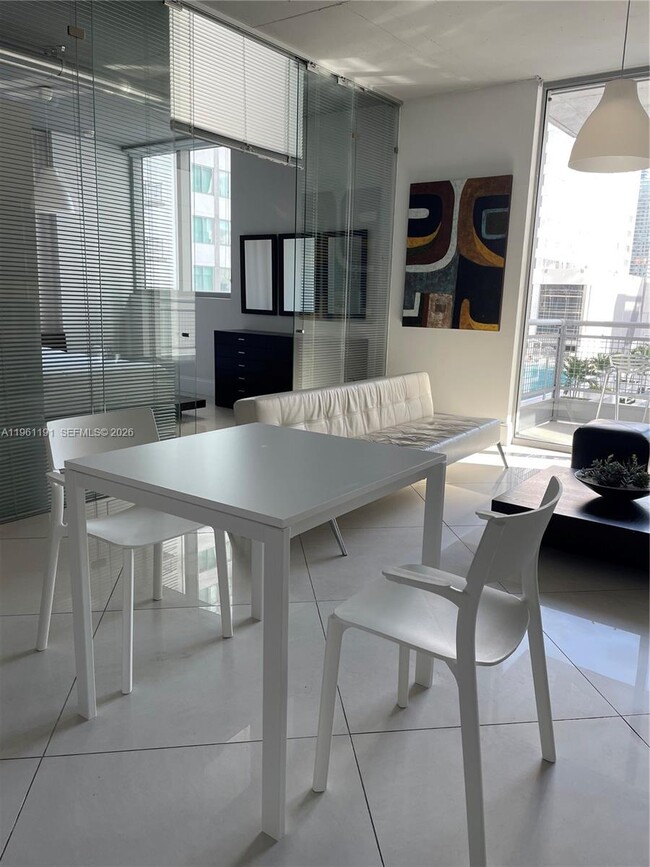 Foto del edificio - 690 SW 1st Ct