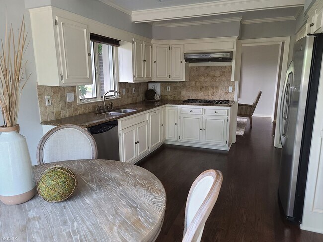 Foto del edificio - 3 br, 3 bath House - 8300 Somerset Dr