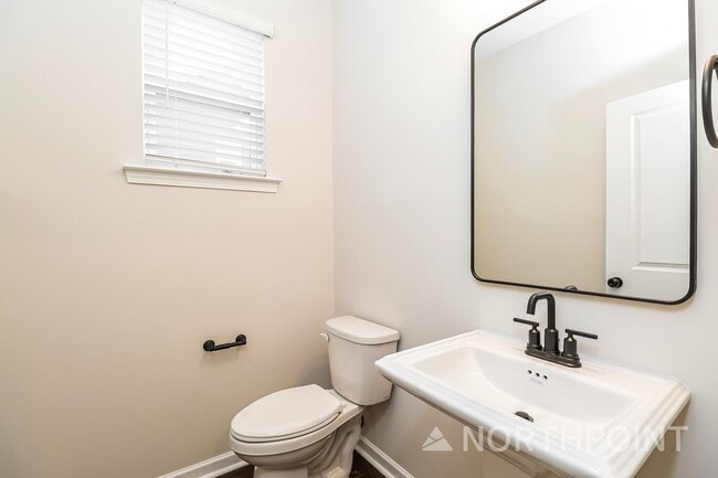 Building Photo - Beautiful 3BR 3.5BA Townhome w/ Full Appliance Kitchen Garage Parking in University