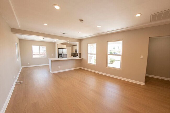 Building Photo - 5BR 3BA College Area Home - Viynl Plank Fl...