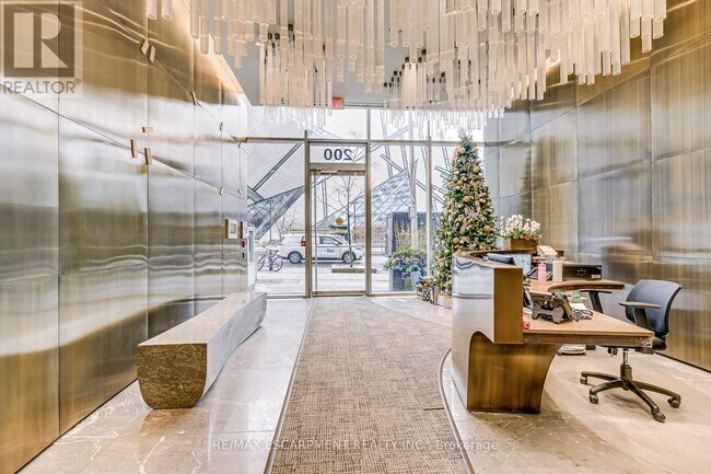 Building Photo - 200 Bloor St W